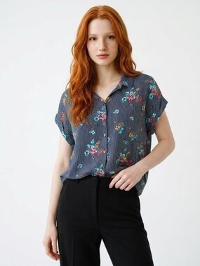 No Boundaries Navy Striped Floral Short Sleeve Button-Down - Size XL (15-17)